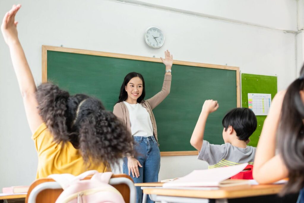 International teacher leading a diverse classroom, highlighting the J-1 Visa program for educators